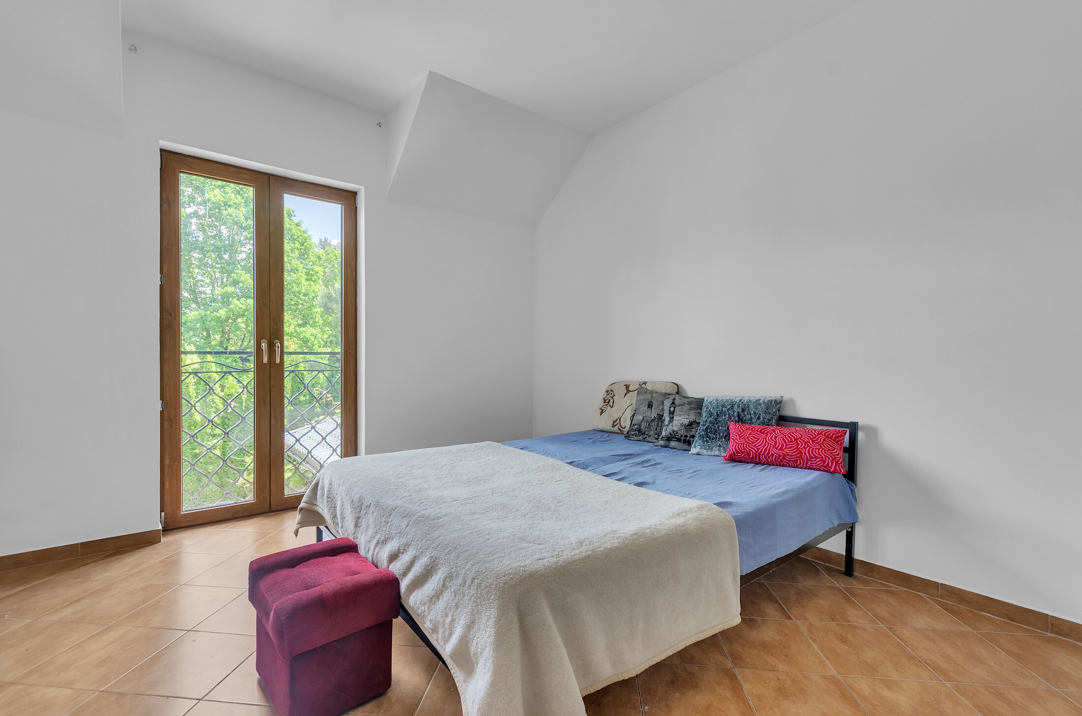 Sypialnia z wyjściem na balkon